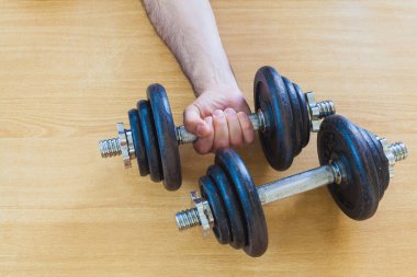 antrenman fitness, ağırlık kaldırmak parke spor salonunda kol ile