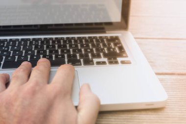 İnternette sörf yapmak laptopla çalışmak ve sıcak ışıkla çalışmak