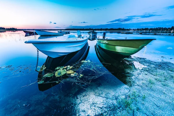 Bateaux Moteur Rames Ancrés Sur Lac Calme Été Heure Coucher — Photo