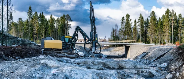 Sidovy Vid Gul Borrmaskin Som Står Granitsten Och Tråkiga Hål — Stockfoto