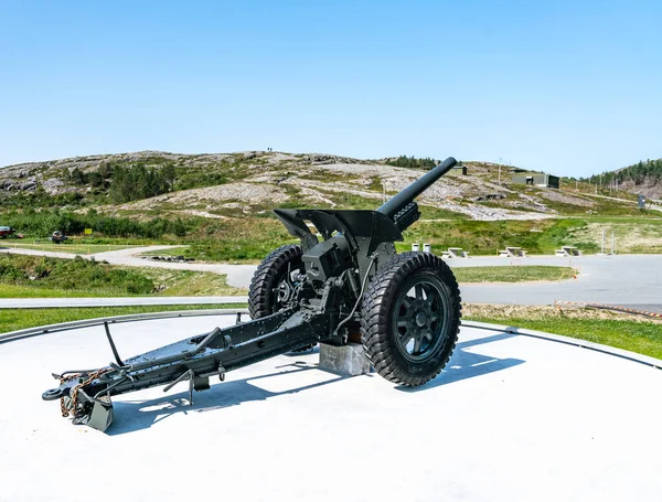 Gronsvik, Norveç - 06 Ağustos 2019: Gronsvik Sahil Bataryası Müzesi 'nin ana binasının önünde duran sanatsal silahların arka sağ görüşü, Helgelandmuseum Luroy, güneşli yaz günü, Norveç