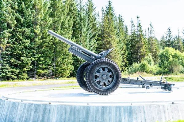 Gronsvik, Norveç - 06 Ağustos 2019: Gronsvik Sahil Bataryası Müzesi 'nin ana binasının önünde duran ekran görüntüsü, Helgelandmuseum Luroy, güneşli sakin yaz günü, Kuzey Norveç