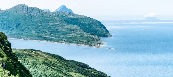 Norveç 'in sakin körfezindeki yüksek noktadan, Nesna kasabası yakınlarındaki Hugla adasından Donna' nın arkasında bıraktığı Atlantik Okyanusu 'nun mavi sularında, sakin güneşli yaz günü Norveç' e bakın..