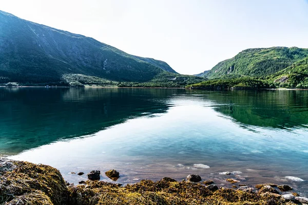 Norveç Teki Sakin Körfezde Sandnessjoen Kasabasına Yakın Atlantik Okyanusunun Mavi — Stok fotoğraf