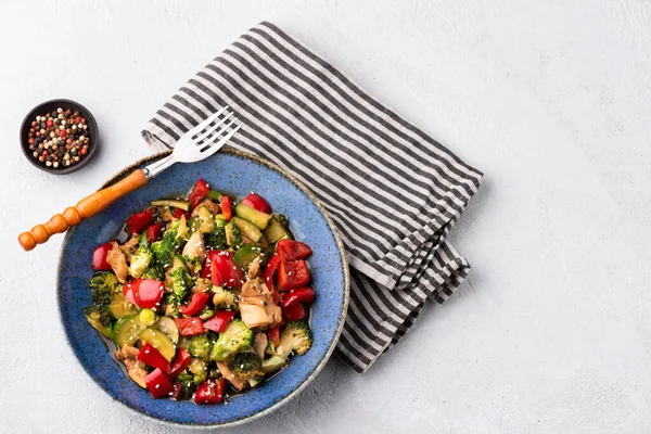 Mavi tabakta kızartılmış sebze.