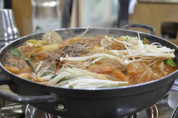 Kore mutfağı. Gamjatang. Geleneksel domuz kemiği çorbası ve patates. 