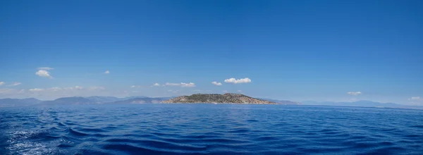 Грецький острів від моря — стокове фото