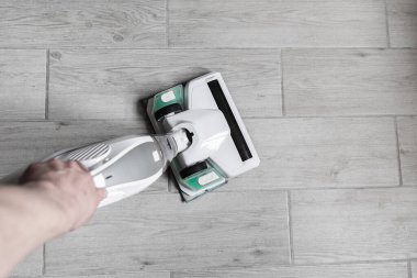 Elektrikli süpürge ile temizlik işlemi 