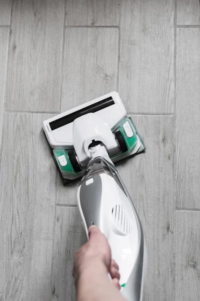用真空吸尘器的电子扫帚清洗的过程 — 图库照片