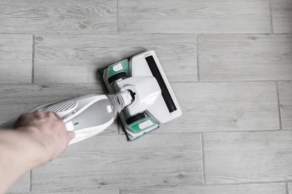 Elektrikli süpürge ile temizlik işlemi 