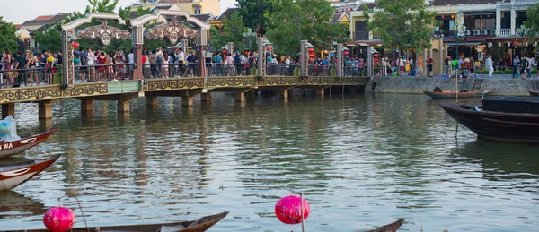 Vietnam 'ın 23.10.19 sayılı tatil beldesi antik şehir turistleri etkinliklerin ve nehri geçmenin keyfini çıkarıyorlar.
