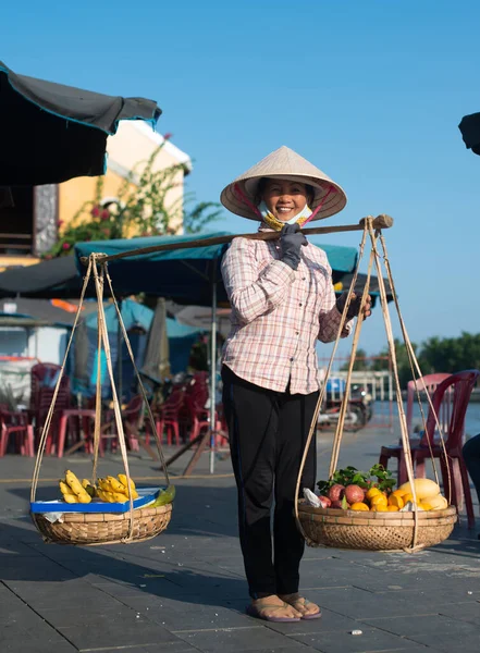 Vietnam 'da 23.10.19 tatil beldesi. Nehrin yanında meyve satan antik şehir kadını.