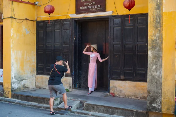 Vietnam 'da 23.10.19 tatil beldesi antik şehir turistleri etkinliklerden keyif alır.
