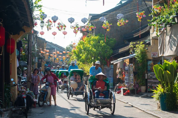 Vietnam 'da 23.10.19 tatil beldesi antik şehir turistleri etkinliklerden keyif alır.