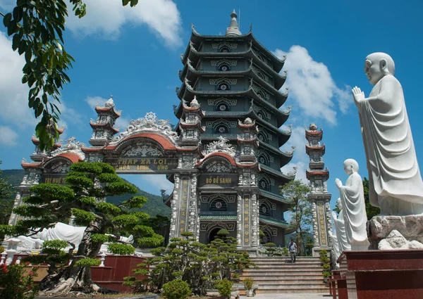 Da Nang / Vietnam 10-21-19 linh ung pagoda ünlü turist ve dini mekan romantik atmosferi ve şaşırtıcı mimarisi ile, nefes kesici deniz manzaralı Lady Buddha 'nın büyük heykeli