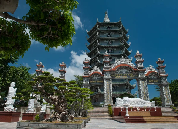 Da Nang / Vietnam 10-21-19 linh ung pagoda ünlü turist ve dini mekan romantik atmosferi ve şaşırtıcı mimarisi ile, nefes kesici deniz manzaralı Lady Buddha 'nın büyük heykeli