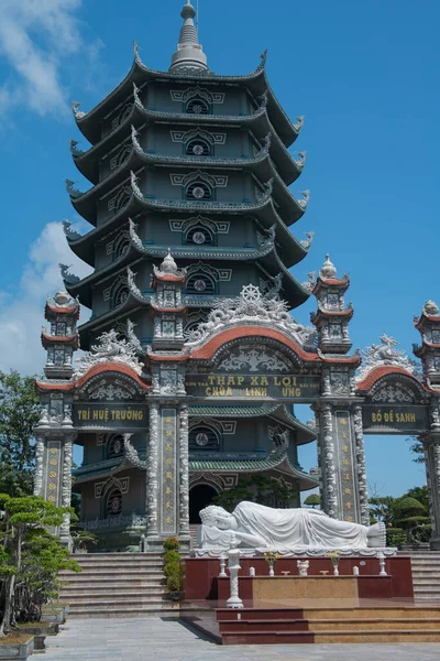Da Nang / Vietnam 10-21-19 linh ung pagoda ünlü turist ve dini mekan romantik atmosferi ve şaşırtıcı mimarisi ile, nefes kesici deniz manzaralı Lady Buddha 'nın büyük heykeli