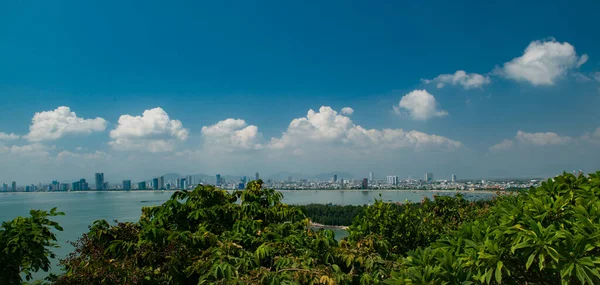 Da Nang / Vietnam 10-21-19 linh ung pagoda ünlü turist ve dini mekan romantik atmosferi ve şaşırtıcı mimarisi ile, nefes kesici deniz manzaralı Lady Buddha 'nın büyük heykeli