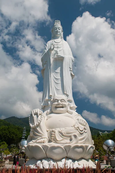 Da Nang / Vietnam 10-21-19 linh ung pagoda ünlü turist ve dini mekan romantik atmosferi ve şaşırtıcı mimarisi ile, nefes kesici deniz manzaralı Lady Buddha 'nın büyük heykeli
