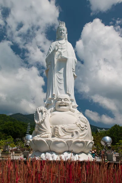 Da Nang / Vietnam 10-21-19 linh ung pagoda ünlü turist ve dini mekan romantik atmosferi ve şaşırtıcı mimarisi ile, nefes kesici deniz manzaralı Lady Buddha 'nın büyük heykeli
