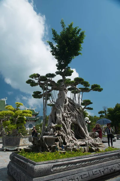 Da Nang / Vietnam 10-21-19 linh ung pagoda ünlü turist ve dini mekan romantik atmosferi ve şaşırtıcı mimarisi ile, nefes kesici deniz manzaralı Lady Buddha 'nın büyük heykeli