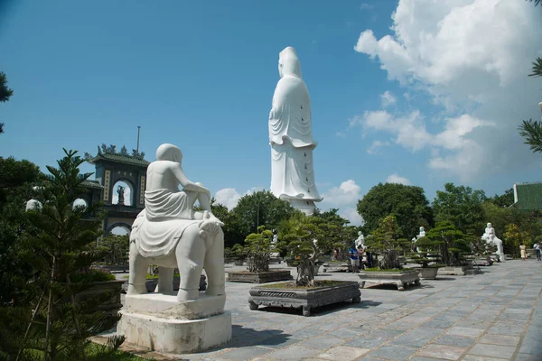 Da Nang / Vietnam 10-21-19 linh ung pagoda ünlü turist ve dini mekan romantik atmosferi ve şaşırtıcı mimarisi ile, nefes kesici deniz manzaralı Lady Buddha 'nın büyük heykeli