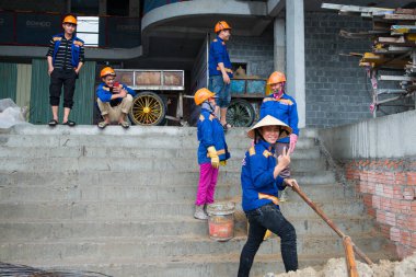 Da Nang Vietnam 10-16-2019 işçi inşaat alanında mavi iş kıyafeti ile