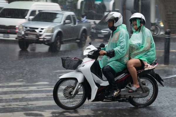 Bangkok Tayland ve 10.10.10.2019 şiddetli yağmurlu çift scooter 'da ıslanıyor