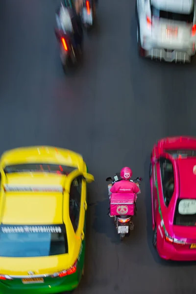 Bangkok Tayland 8.10.2019 yoğun trafik yoğun yemek teslimatı