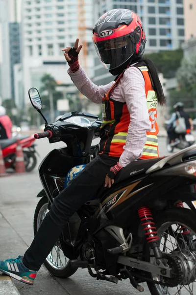 Bangkok Tayland 8.10.2019 kadın, taksi şoförü olarak çalışıyor.