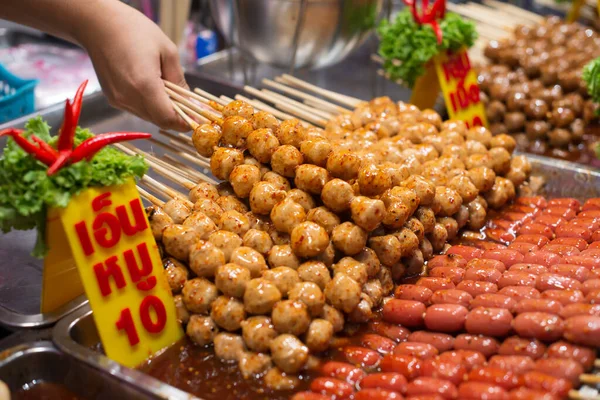 Bangkok Tayland 4.10.2019 Geleneksel Tayland sokak yemekleri