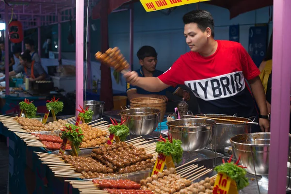 Bangkok Tayland 4.10.2019 Geleneksel Tayland sokak yemekleri