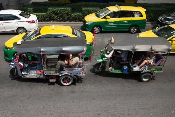 Tuk tuk rickshaw Bangkok Tayland 'daki turistler için üç tekerlekli bisiklet servisi
