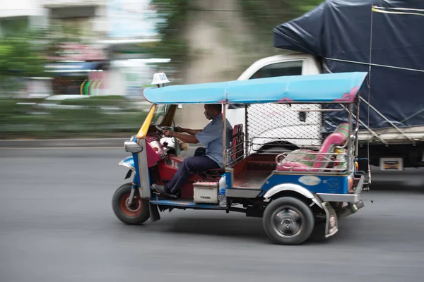Tuk tuk rickshaw Bangkok Tayland 'daki turistler için üç tekerlekli bisiklet servisi