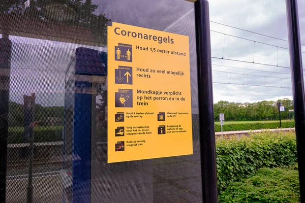 Borger, Hollanda, 20 Mayıs 2020: Corona davranış kuralları Hollanda 'daki bir tren istasyonunda bir ilan panosuna yazılmıştır.