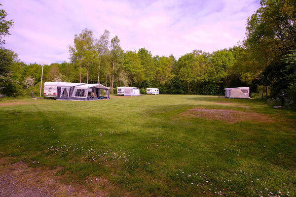 Боргер, Нидерланды-18 мая 2020: Голландский кемпинг медленно заполняется караванами и палатками после блокировки короны
