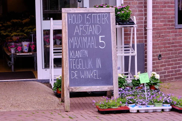 Nederlandse Bloemenwinkel Heeft Een Groot Bord Buiten Met Corona Regels — Stockfoto