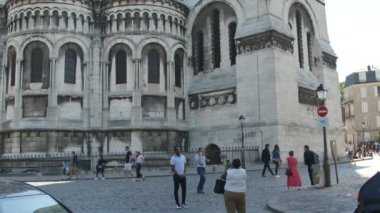 Paris 'in kutsal kalbi, insanlar arkada yürüyor.