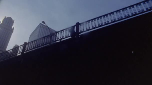 Περνώντας Κάτω Από Μια Γέφυρα Στον Ποταμό Σικάγο — Αρχείο Βίντεο