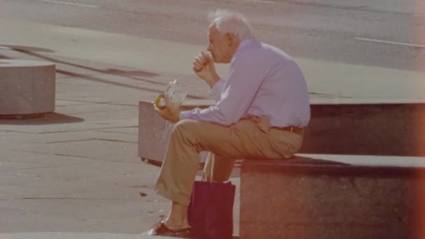 Viejo Comiendo Solo Chicago — Vídeo de stock