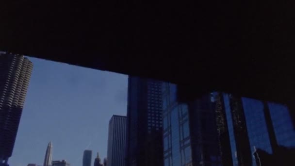 Ουρανοξύστες Πλάνα Από Μια Βάρκα Ποταμός Σικάγο — Αρχείο Βίντεο