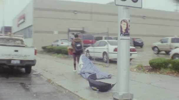 Obdachlose Läuft Mit Decke Der Hand Den Gehweg Entlang — Stockvideo