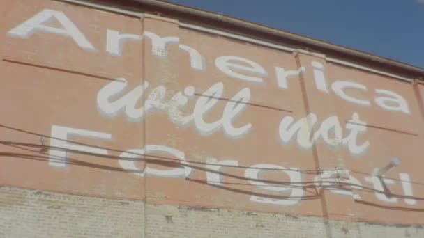 Enorm Målning Tegelvägg Amerika Kommer Aldrig Att Glömma — Stockvideo
