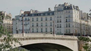 Paris 'teki Pont de la Tournelle' in çeşitli sahneleri.