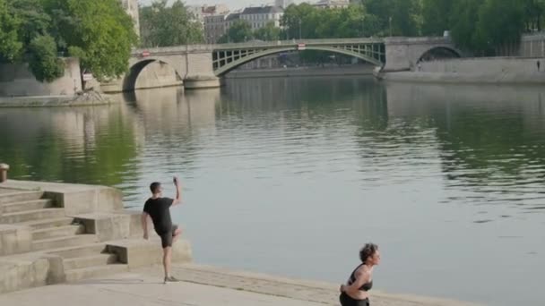 Menschen Beim Gymnastiksport Auf Dem Quai Seine Paris — Stockvideo