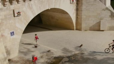 Seine Quai de Seine 'deki çeşitli insanlar