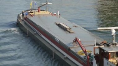 Paris 'teki Seine nehrinde bir tekne.