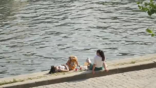 Zwei Mädchen Chillen Auf Den Seine Docks — Stockvideo