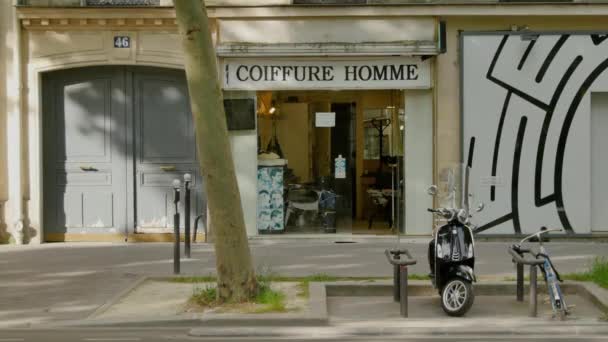 在巴黎开一家旧理发店 — 图库视频影像