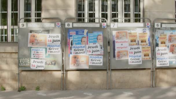 Carteles Electorales Parisinos Franceses Con Protestas Graffiti Con Presidente Macron — Vídeo de stock